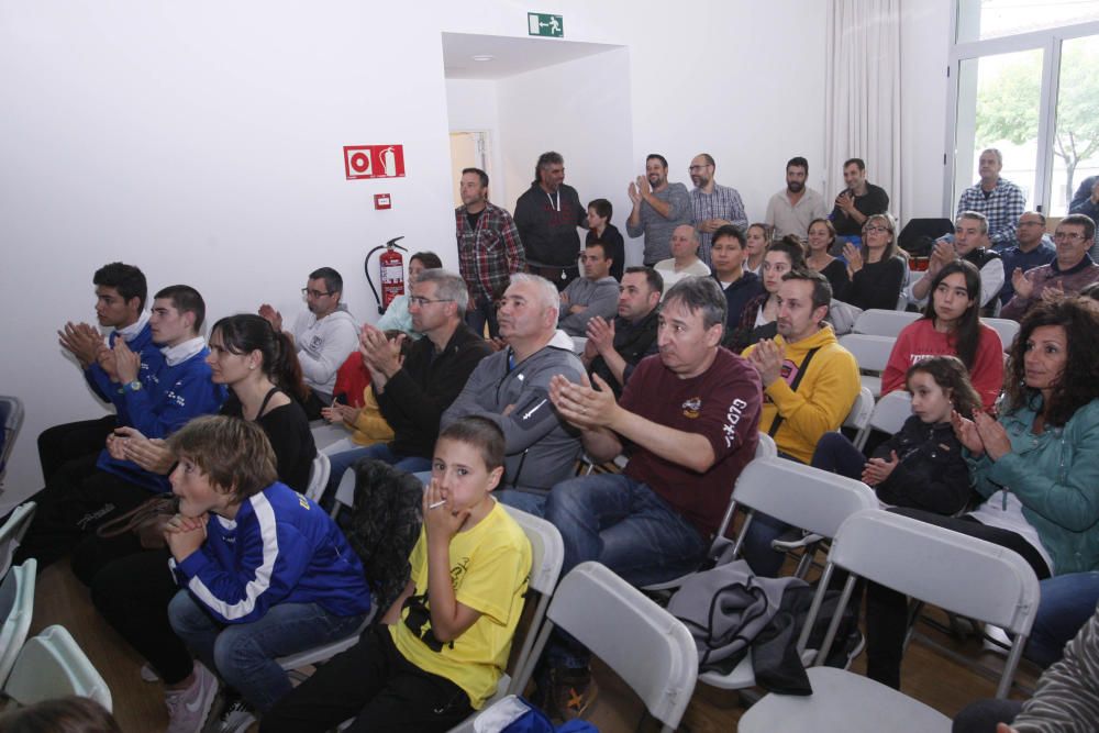 Els aficionats, seguint el partit, a Sarrià de Ter.