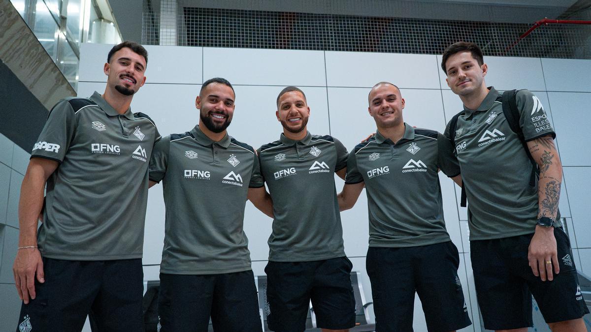 Deivão, Dennis, Charuto, Fabinho y Ernesto posan en el aeropuerto de Palma.