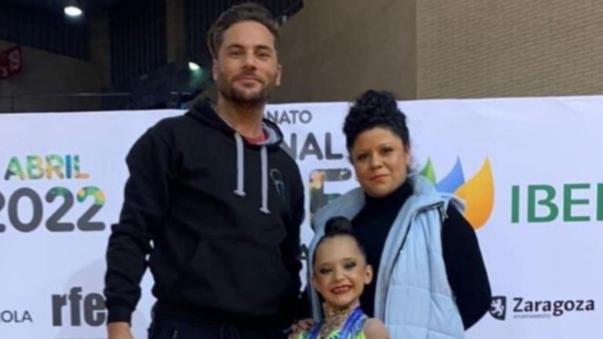 La gimnasta Enma Fernández, con Alejandro Amigo y Lorena Antuña. 