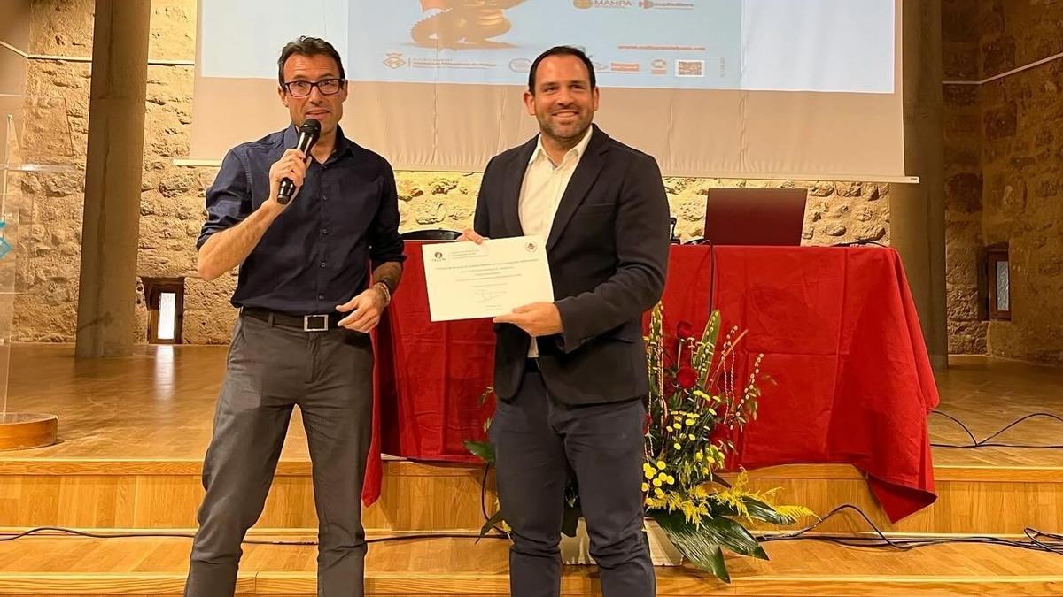 Frederic Aparisi, a la derecha, con el galardón que ha recibido.