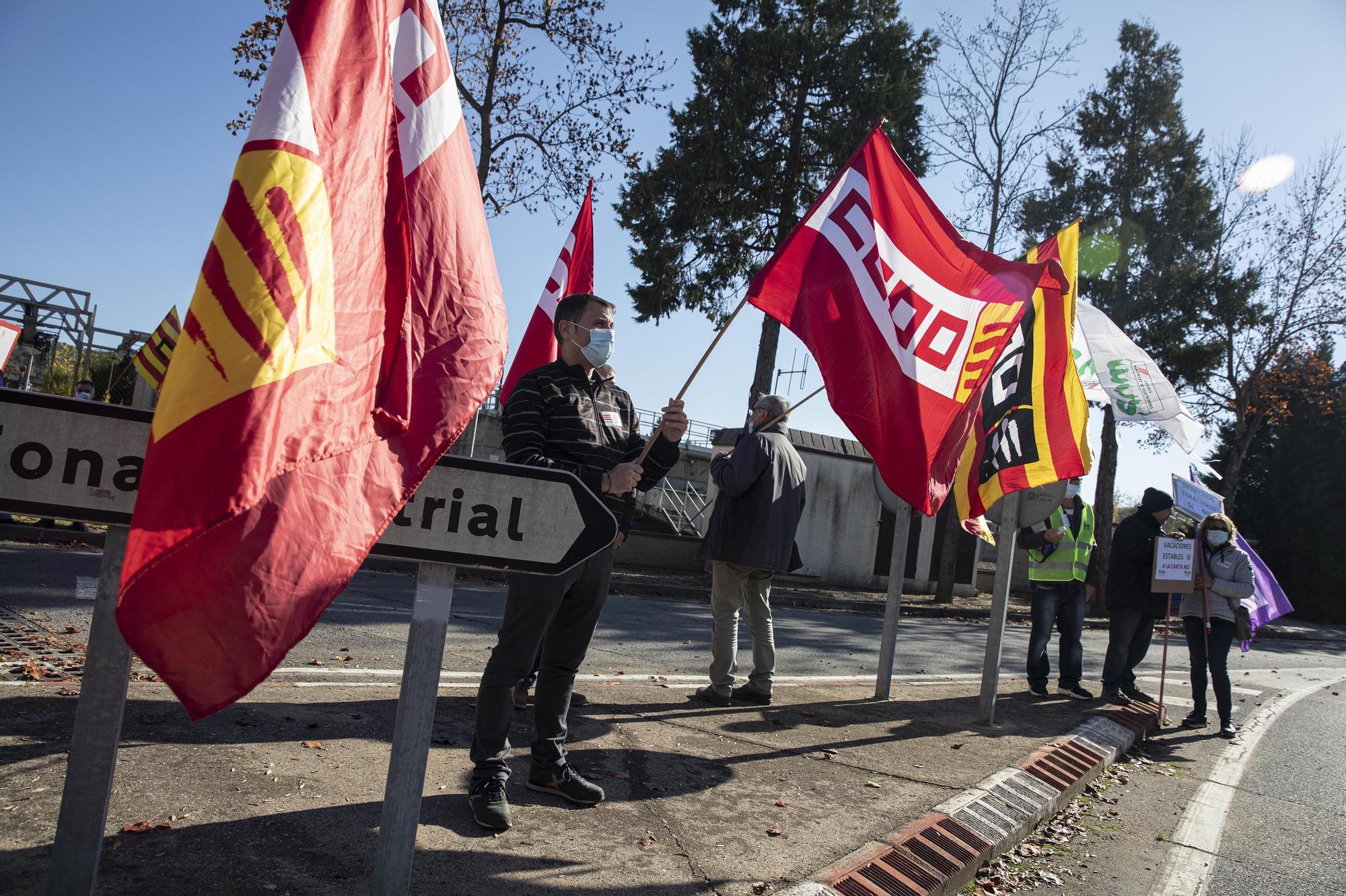 Una vintena de treballadors tallen la carretera d'Anglès per protestar contra la deslocalització de l'empresa tèxtil