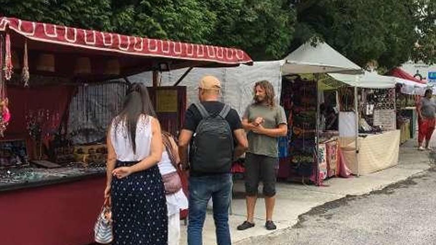 |  Entre las múltiples actividades complementarias del Desembarco Vikingo a celebrar hasta el domingo se encuentra el mercado medieval del bar &quot;O Galeón Vikingo&quot;. Además de los puestos de venta y exposición de todo tipo de objetos se muestra la maqueta de un drakkar elaborada por Manuel Rodríguez Iglesias, un ebanista de 57 años natural de Caldas.