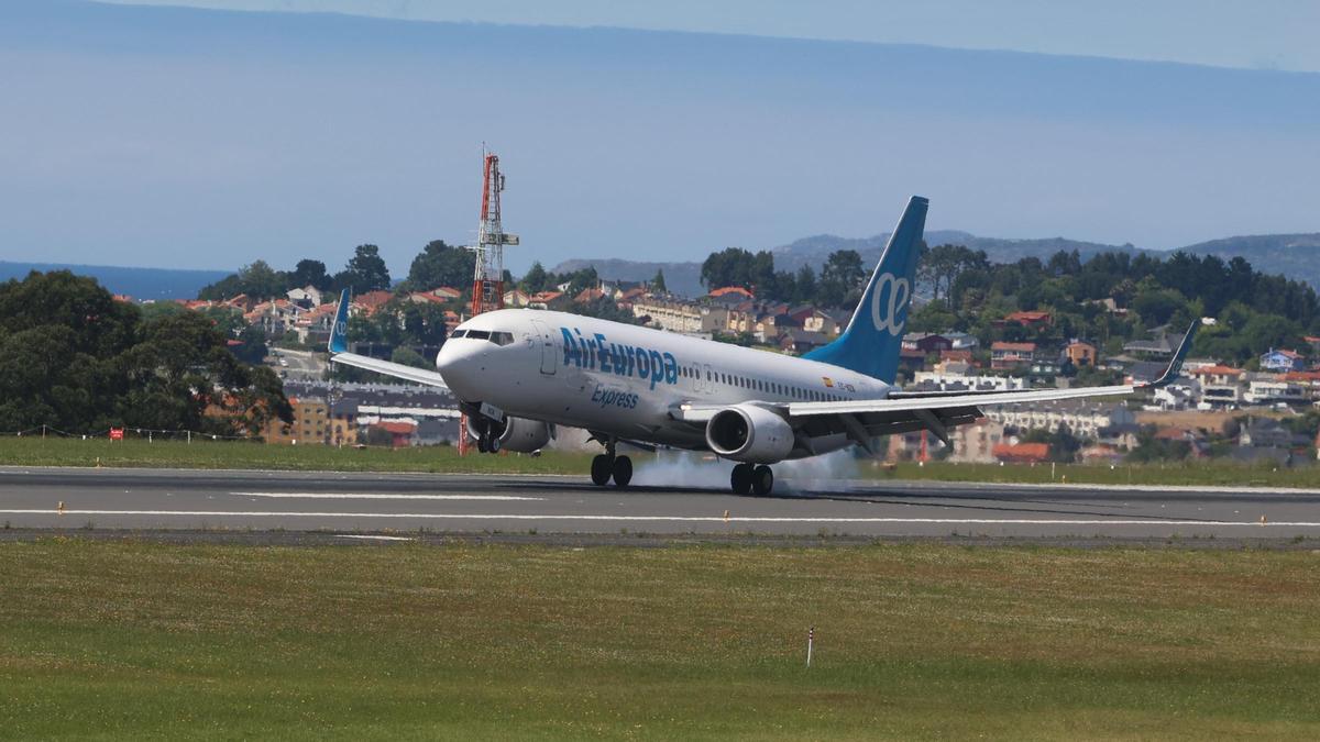 Un avión de Air Europa en el aeropuerto de Alvedro en una imagen de archivo.