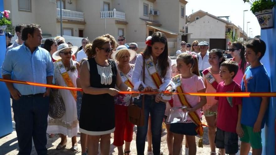 La alcaldesa y la reina de las fiestas inauguran la feria.