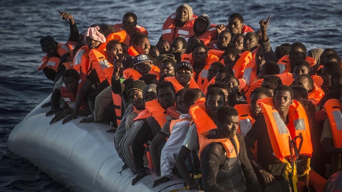 Refugiados e inmigrantes subsaharianos esperan ser rescatados por Proactiva Open Arms frente a la costa de Libia.