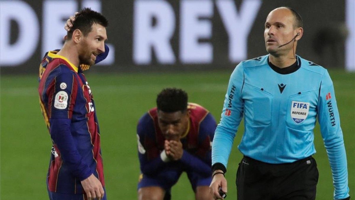 Mateu Lahoz, en un partido del Barça