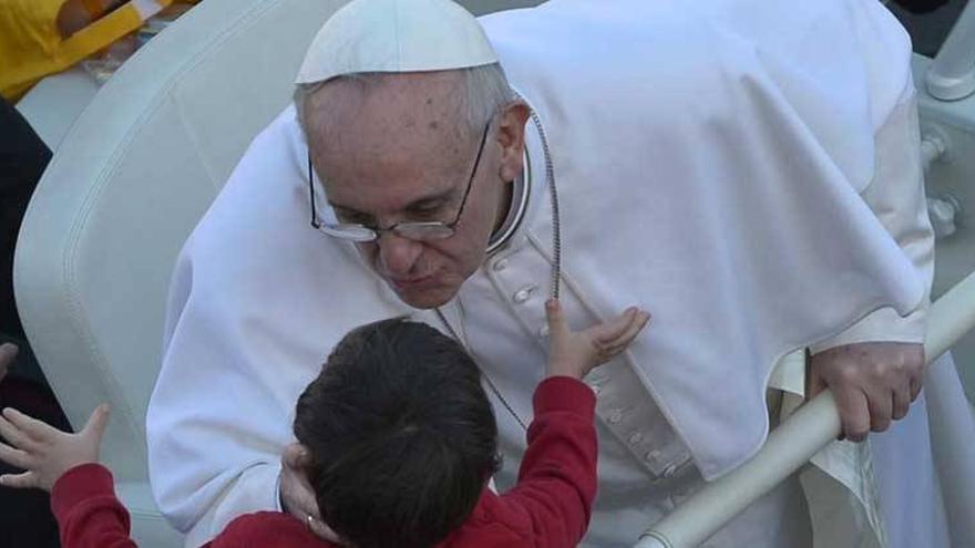El Papa apela al corazón y elude su programa en la toma de posesión