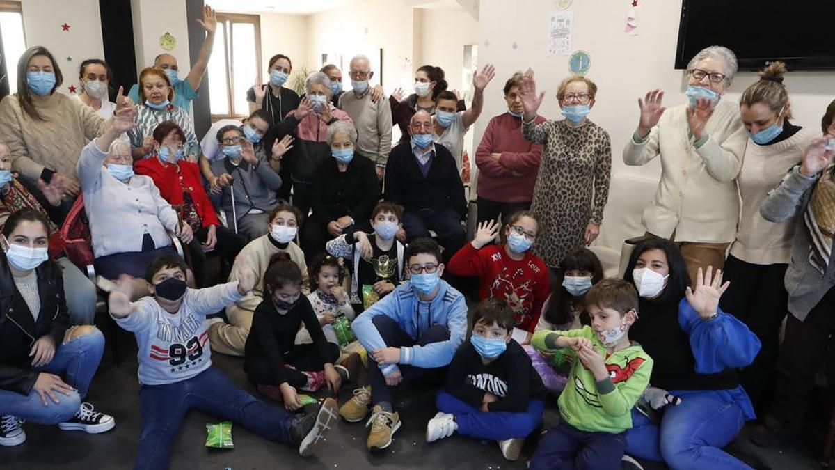 Los participantes en el encuentro intergeneracional entre mayores y niños en el centro de día Xoaniña, en Beade.