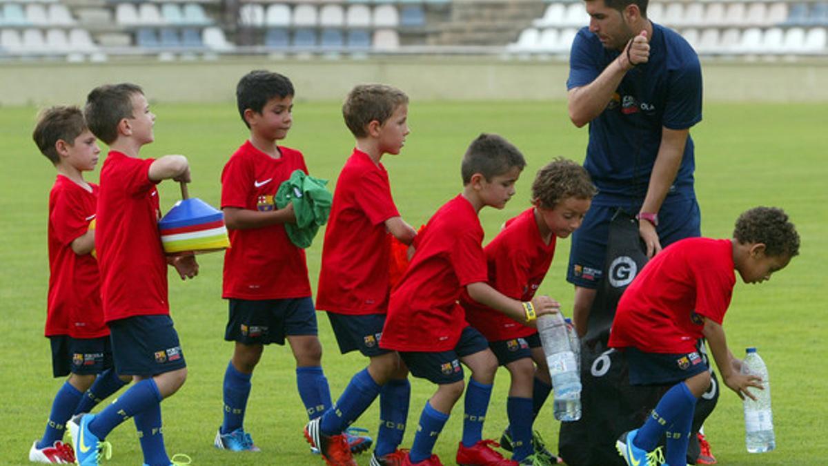 Entrenamiento de un equipo de fútbol base del Barça.