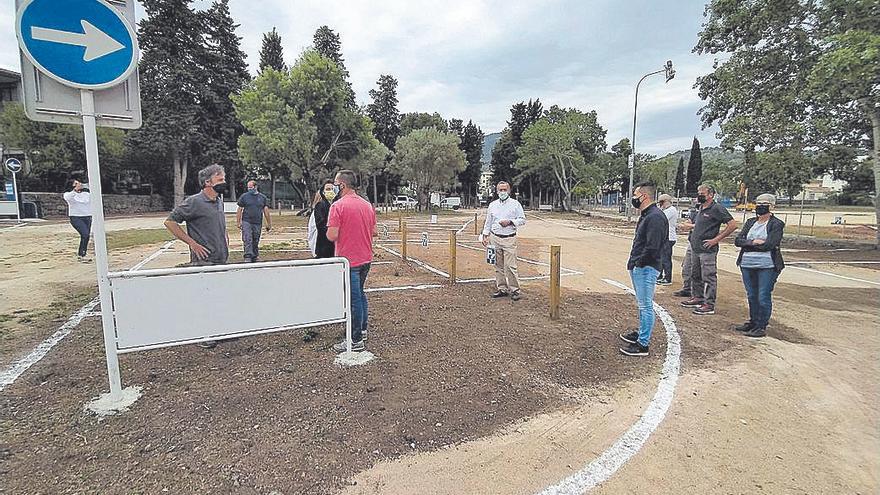 Las autoridades, ayer, durante la visita al recinto.