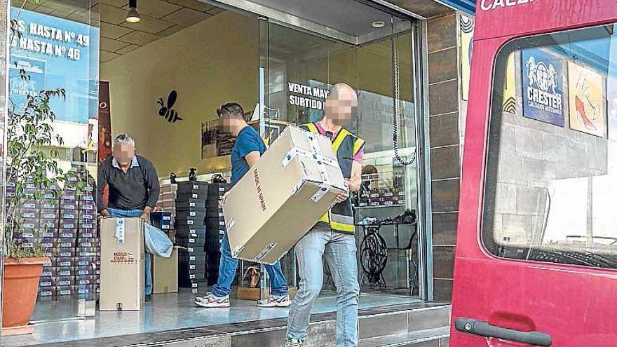 Una imagen de la operación policial en el almacén