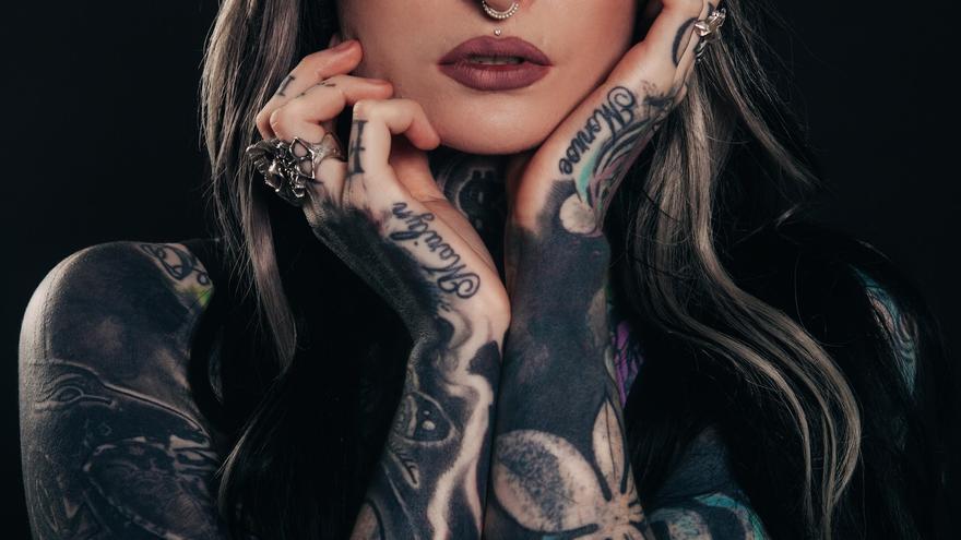 Becky Holt: la modelo de OnlyFans con la vagina más tatuada del mundo