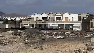 El presidente de una ONG y su hija recién nacida, entre el centenar de okupas de una urbanización en obras en Lanzarote