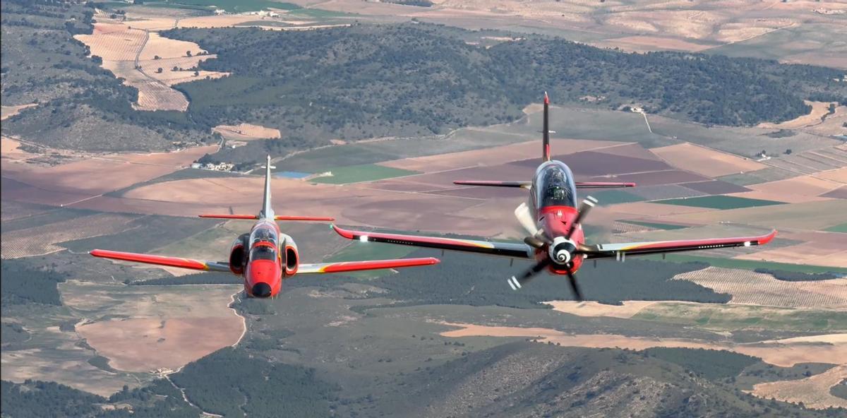 El caza C 101, de fabricación española (izquierda), el avión de referencia para la patrulla durante 40 años, será sustituido por el Pilatus de hélice, avión de adiestramiento del Ejército del Aire