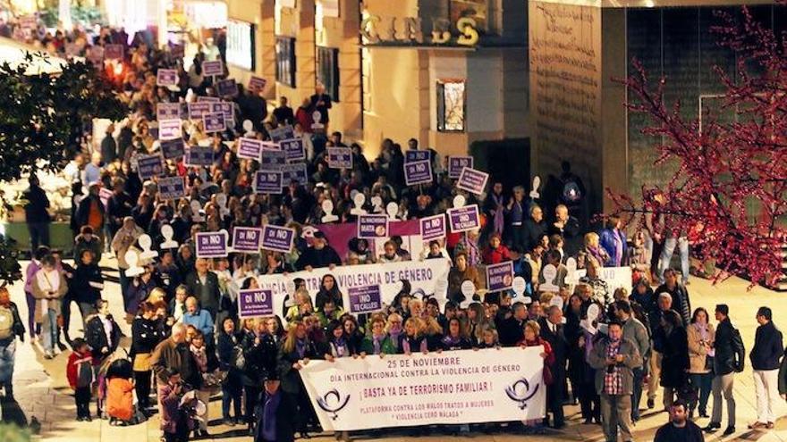 La manifestación convocada con motivo del Día contra la Violencia a la Mujer recorrió el Centro de la capital anoche.