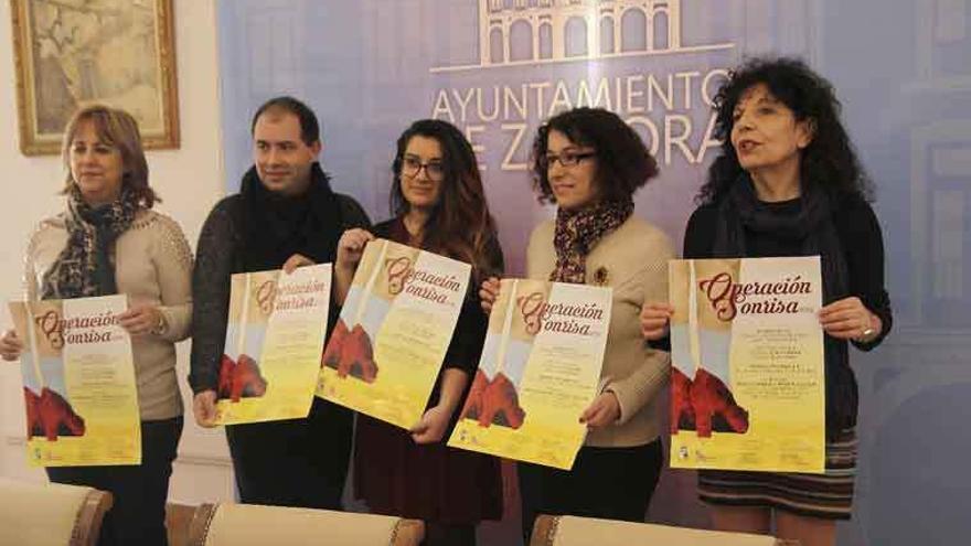 Presentación de la campaña Operación Sonrisa, ayer en el Ayuntamiento.