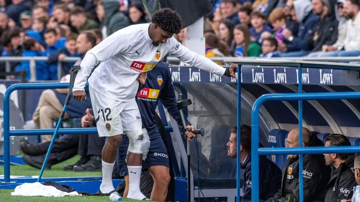 Correia llegando al banquillo del Valencia CF aparentemente cojeando