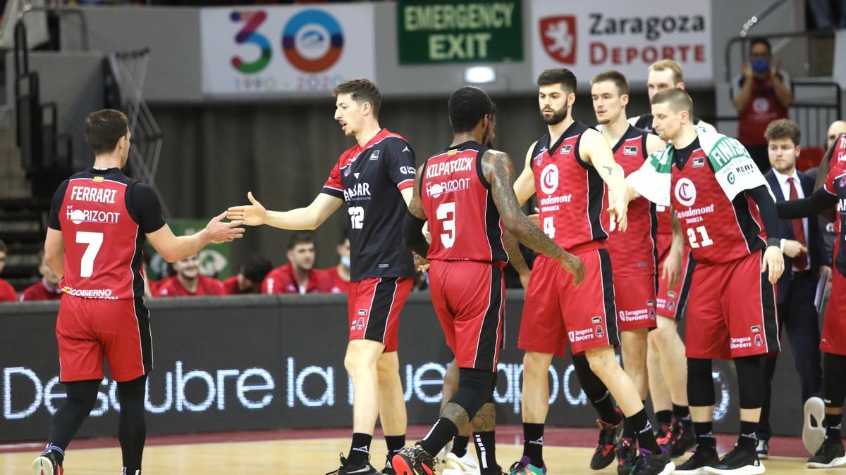 Los jugadores del Casademont Zaragoza celebran una acción durante la pasada temporada.