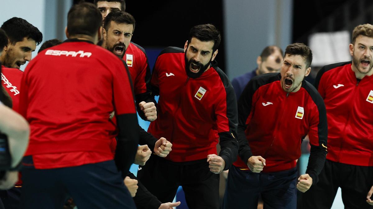 La selección española masculina de balonmano antes de enfrentarse a Japón en París.