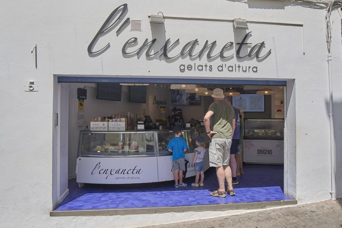 Façana de la gelateria l'Enxaneta de Calella de Palafrugell.
