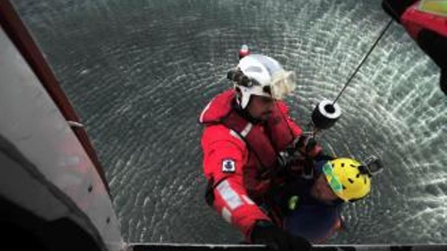 Rescatadores del helicóptero Pesca 1. Iñaki Abella