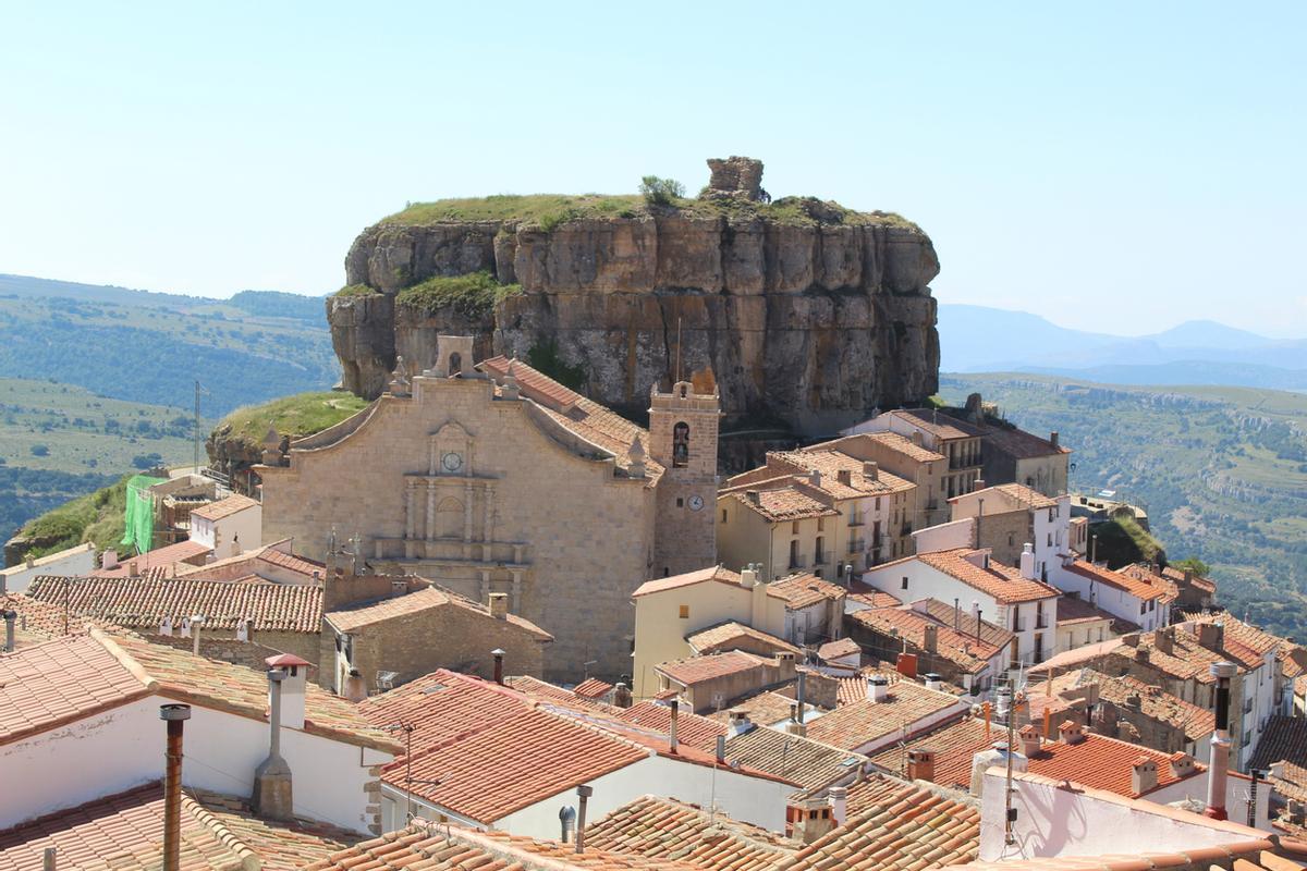 Ares del Maestrat y su antiguo castillo en ruinas.