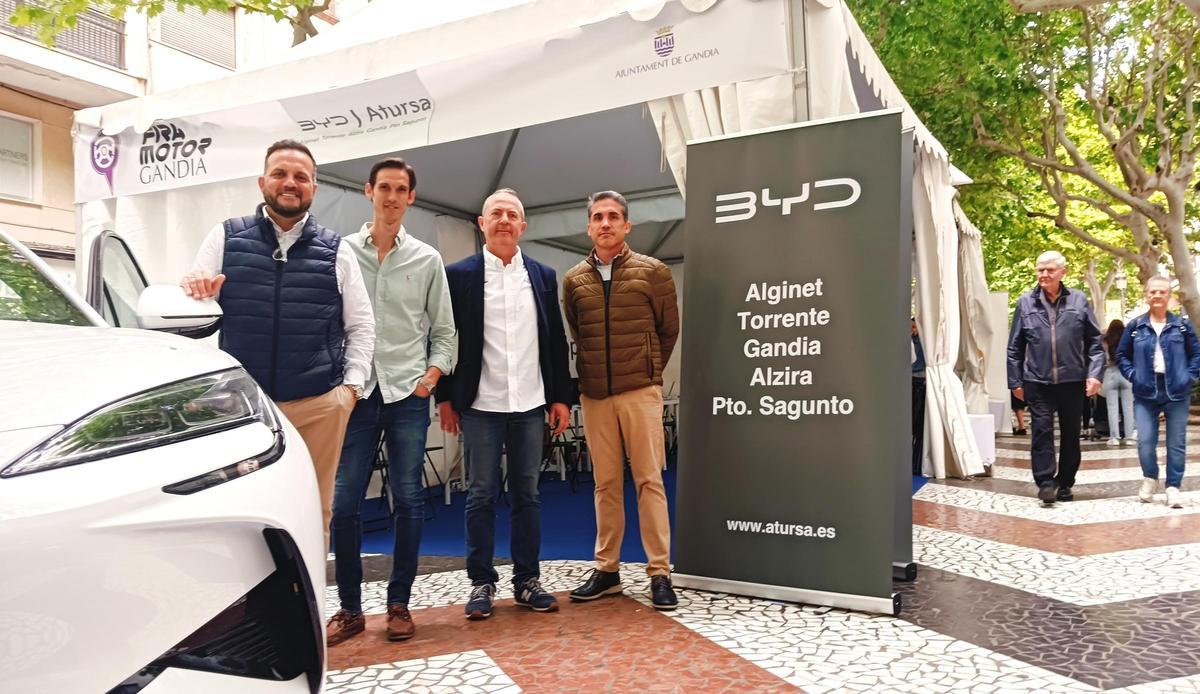 Equipo de BYD, el nuevo concesionario que ha desembarcado en Gandia hace unos días.