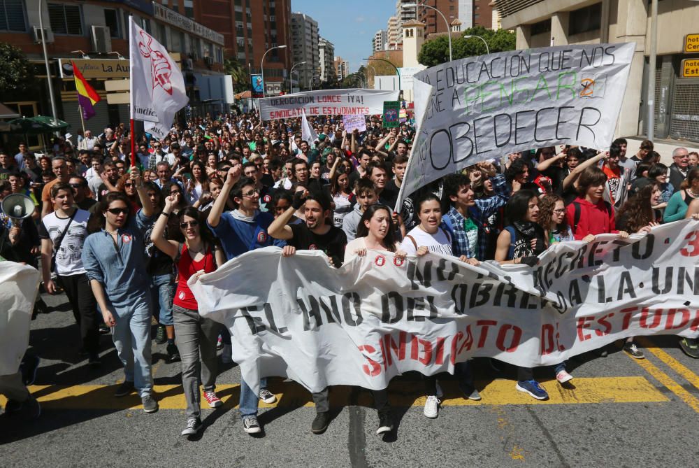 En la segunda de las dos jornadas de huelga, los jóvenes de la capital protagonizan una marcha hasta el Rectorado