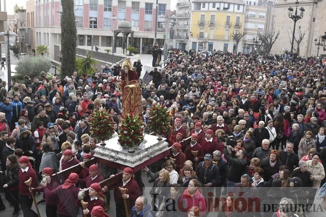 Los romeros acompañan a la Santa pese al frío.