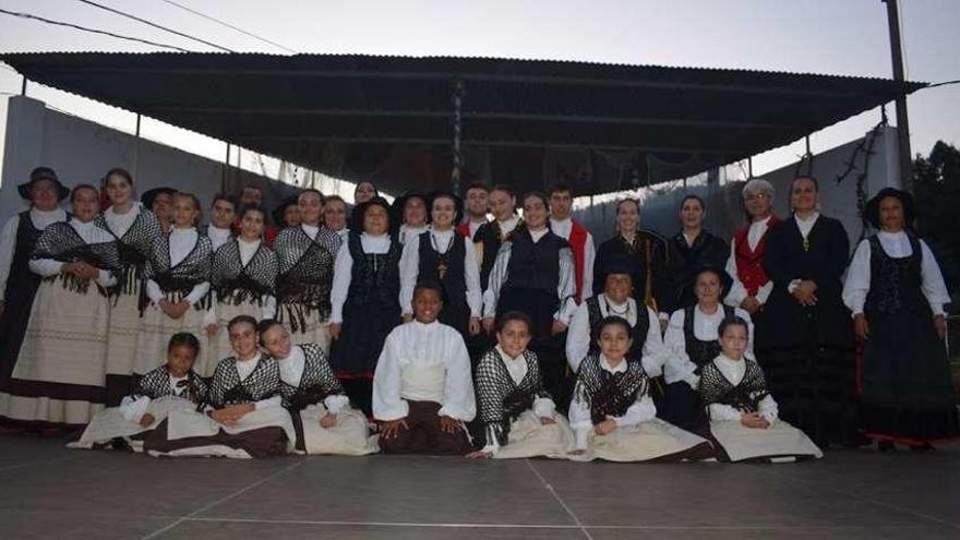 Arriba, una imagen del archivo de A Solaina. A la izquierda, presentación, ayer, de la Semana Cultural dos Milagros. // FdV