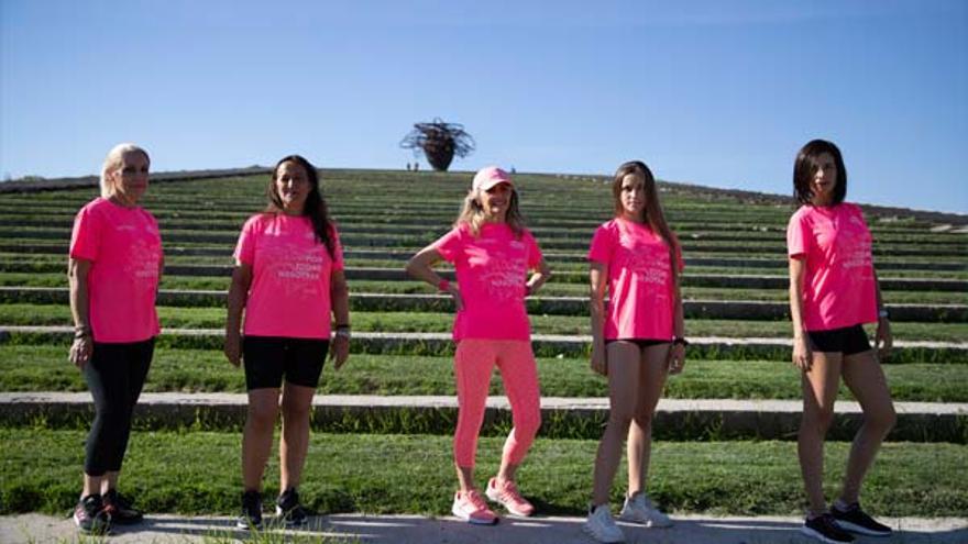 Mujeres luciendo la camiseta del circuito de la Carrera de la Mujer Central de este año.