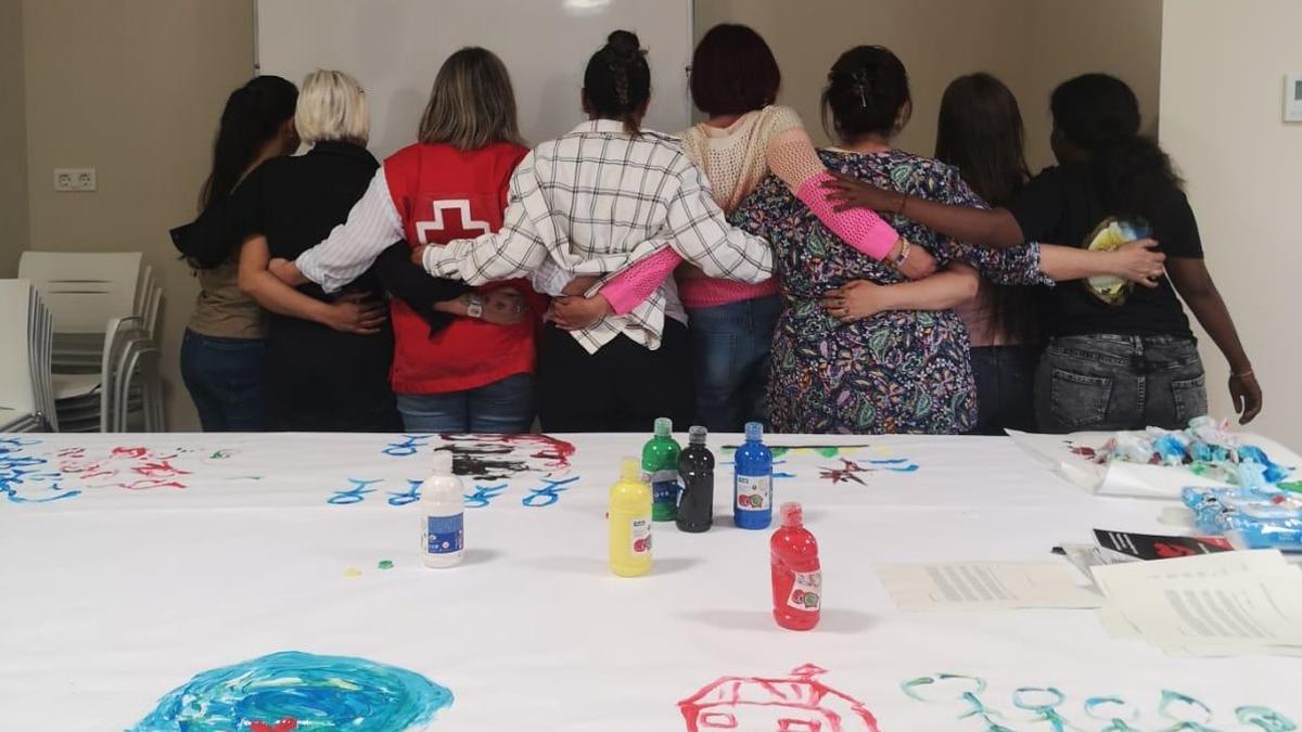 Mujertes participantes en el taller 'Tu lugar seguro' de Cruz Roja
