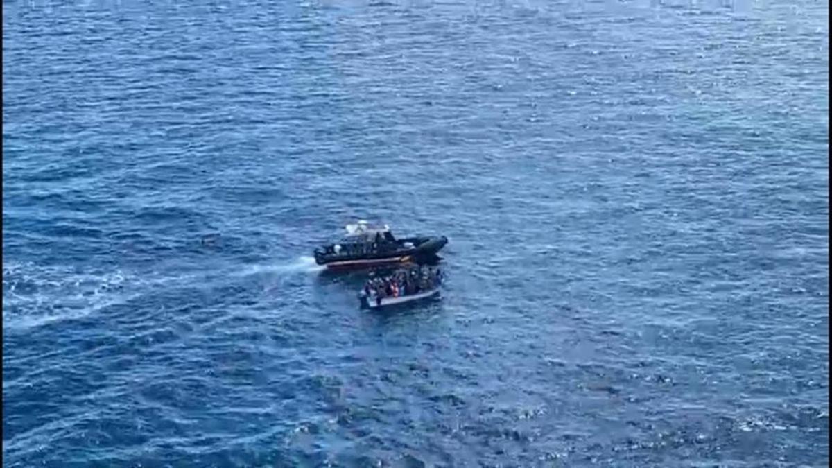 Ein Einsatzboot der Guardia Civil und ein überfülltes Migrantenboot vor Mallorca