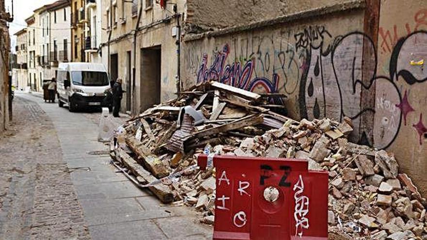 Escombros amontonados junto al edificio que se vino abajo en la calle La Plata.