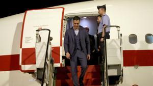 AME5723. BRASILIA (BRASIL), 05/03/2024.- El presidente del Gobierno de España, Pedro Sánchez, desciende del avión tras su llegada a Brasil para una visita oficial de tres días, este martes en la Base Aérea de Brasilia, en Brasilia (Brasil). El presidente del Gobierno de España, Pedro Sánchez, llegó a Brasil para una visita oficial de tres días, en la que se reunirá el miércoles con el presidente Luiz Inácio Lula da Silva y un día después encabezará un foro empresarial en Sao Paulo. EFE/ André Coelho / DIPLOMACIA. RELACIONES INTERNACIONAL. ESPAÑA. BRASIL