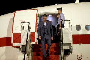 AME5723. BRASILIA (BRASIL), 05/03/2024.- El presidente del Gobierno de España, Pedro Sánchez, desciende del avión tras su llegada a Brasil para una visita oficial de tres días, este martes en la Base Aérea de Brasilia, en Brasilia (Brasil). El presidente del Gobierno de España, Pedro Sánchez, llegó a Brasil para una visita oficial de tres días, en la que se reunirá el miércoles con el presidente Luiz Inácio Lula da Silva y un día después encabezará un foro empresarial en Sao Paulo. EFE/ André Coelho / DIPLOMACIA. RELACIONES INTERNACIONAL. ESPAÑA. BRASIL