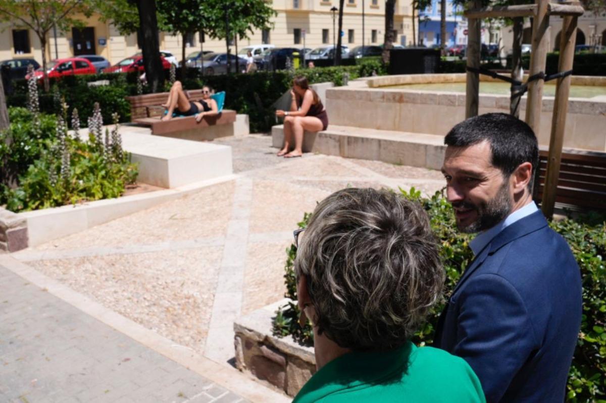 Bustinduy y Robles en su recorrido por el barrio