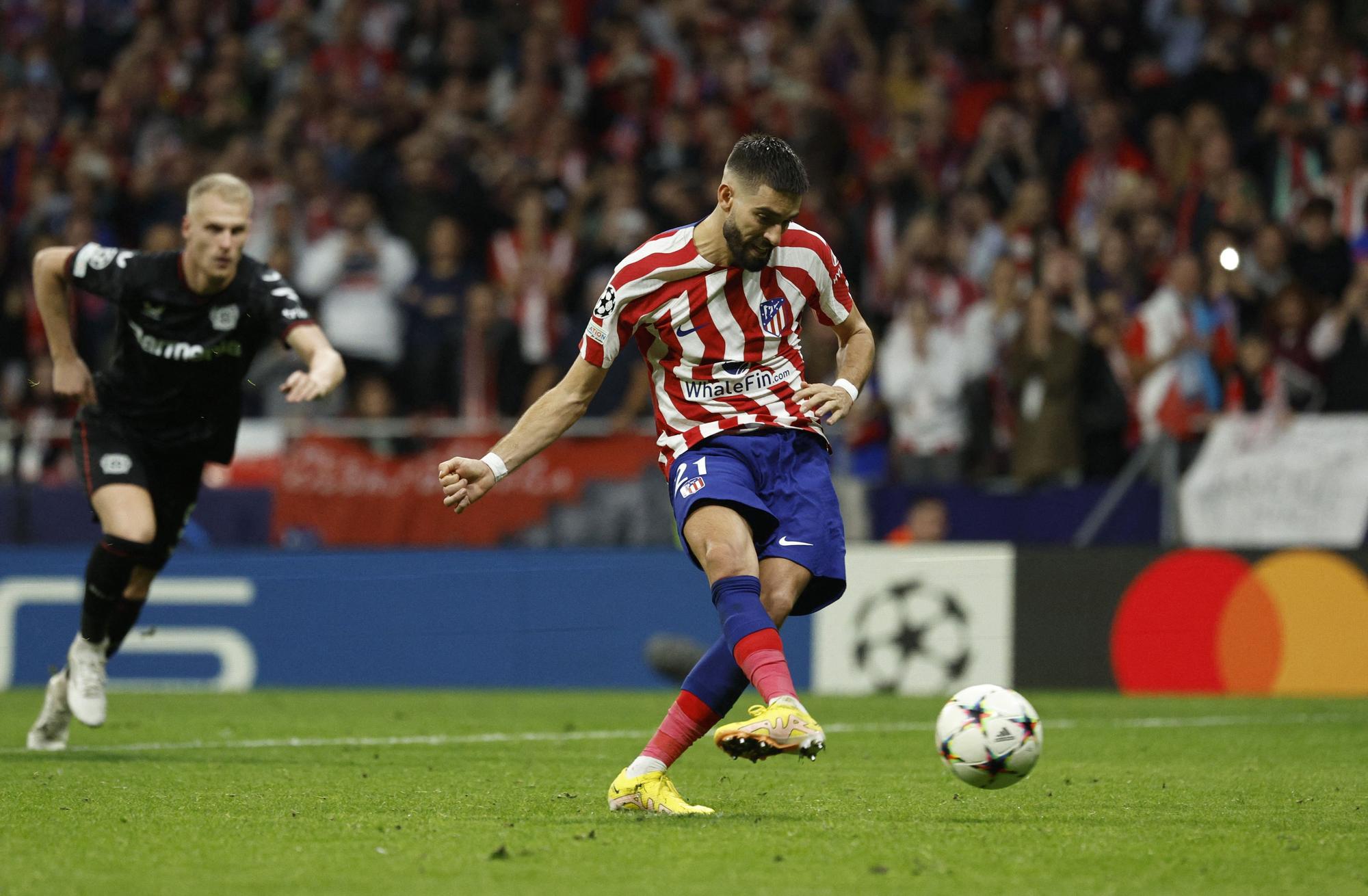 Carrasco ejecuta el penalti final ante el Leverkusen que supuso la eliminación del Atlético.