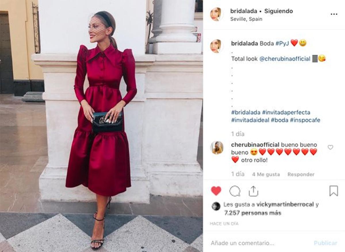 Invitada de otoño con vestido rojo de Cherubina