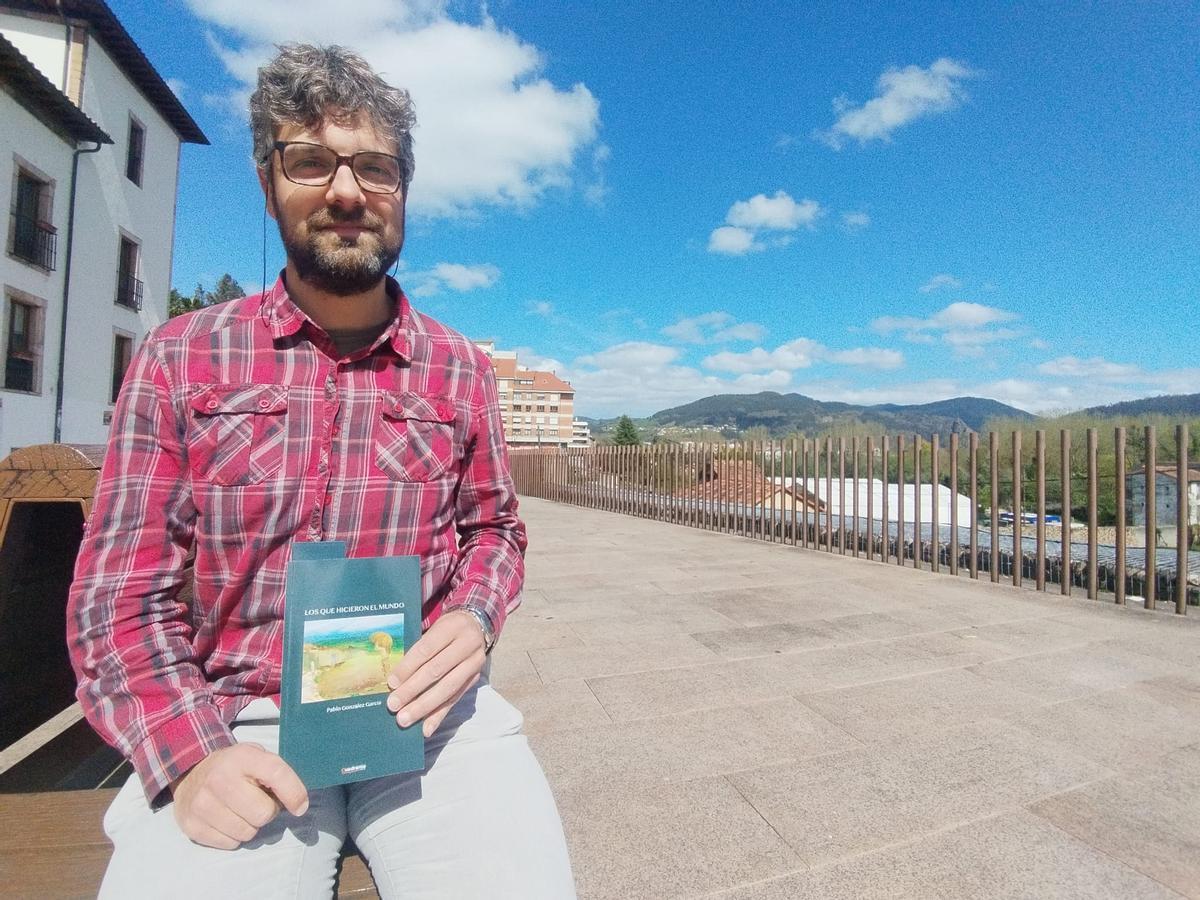 Pablo González García en la plaza Eliseo Nicolás Maestro Azabachero de Grado.