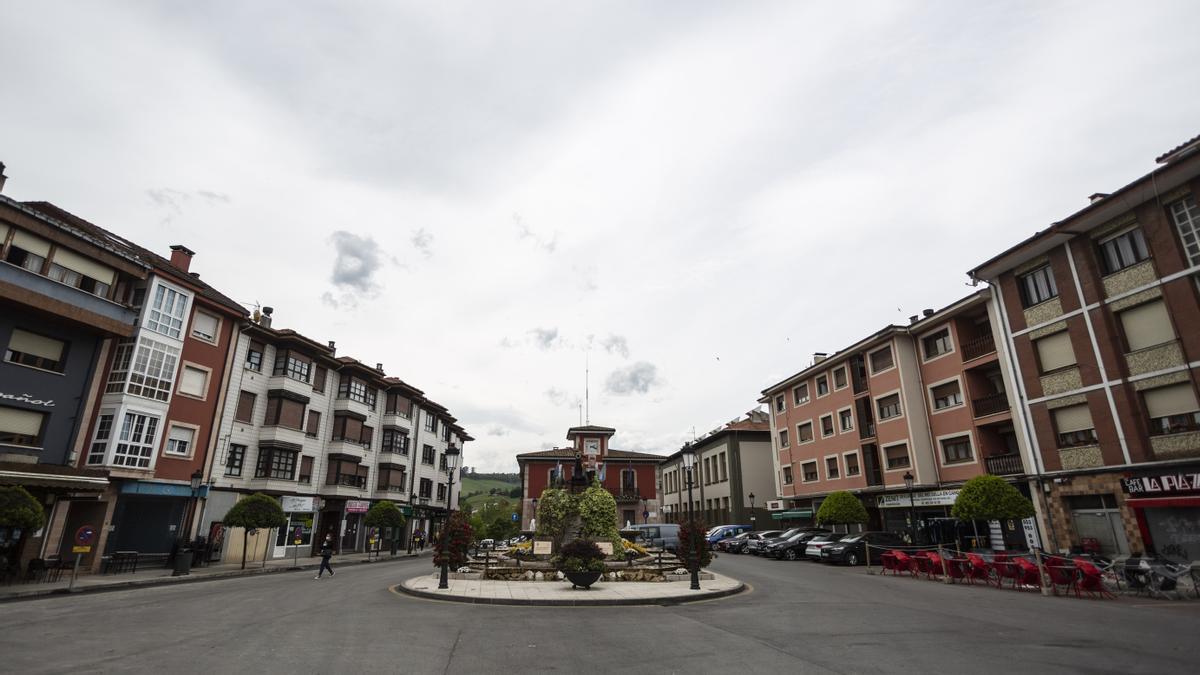 La plaza del Cañón de Arriondas, con el Ayuntamiento al fondo.