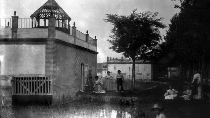 Gent passant la tarda a la pesquera Sarquella, entre 1900 i 1915