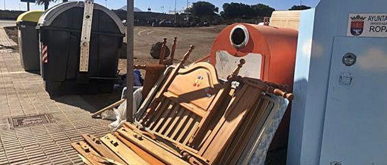 Enseres junto a contenedores de basura esta misma semana en un solar de Arrecife.