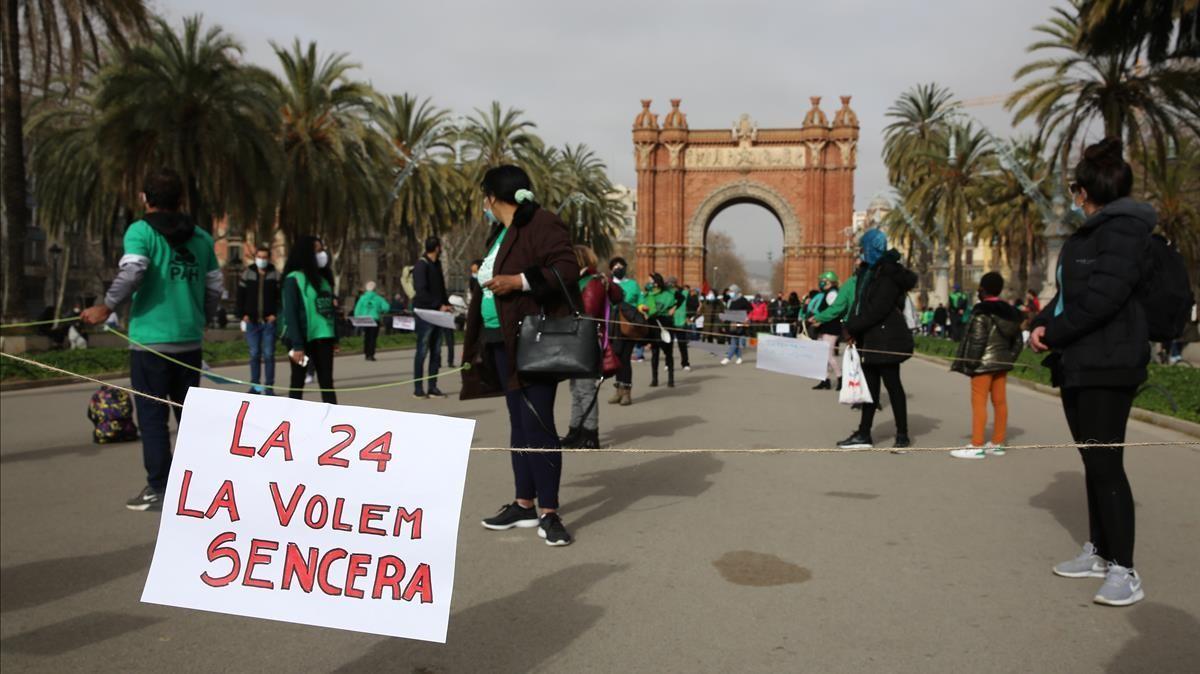 Protesta de las PAH catalanas para defender la ley del Parlament contra los desahucios o desalojos. 