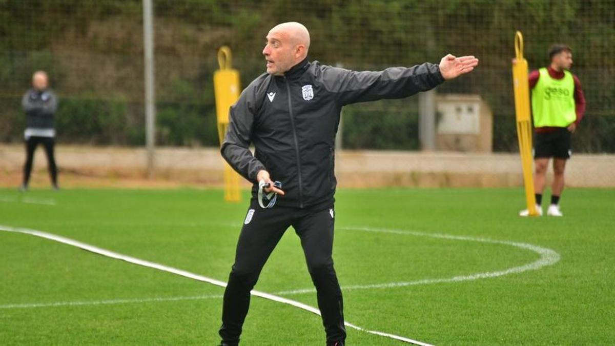 Julián Calero, dando instrucciones, durante un entrenamiento