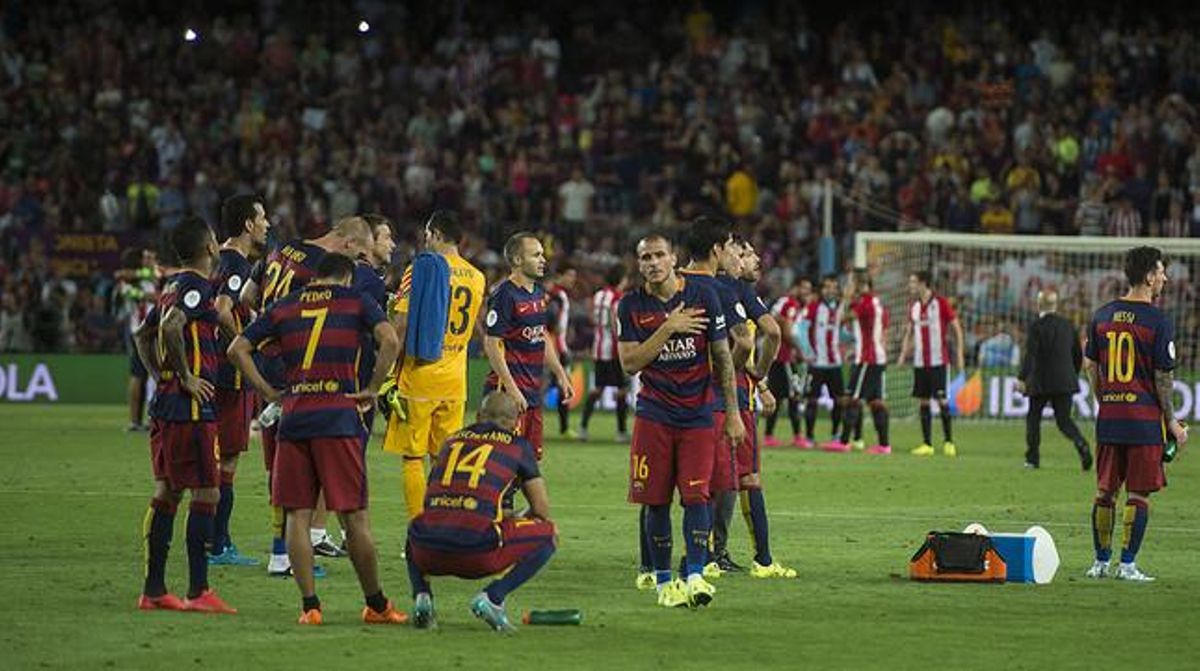 Els jugadors del Barça, abatuts al final de la Supercopa d’Espanya, mentre l’Athletic celebra la victòria al Camp Nou. Els jugadors del Barça, abatuts al final de la Supercopa d’Espanya, mentre l’Athletic celebra la victòria al Camp Nou.