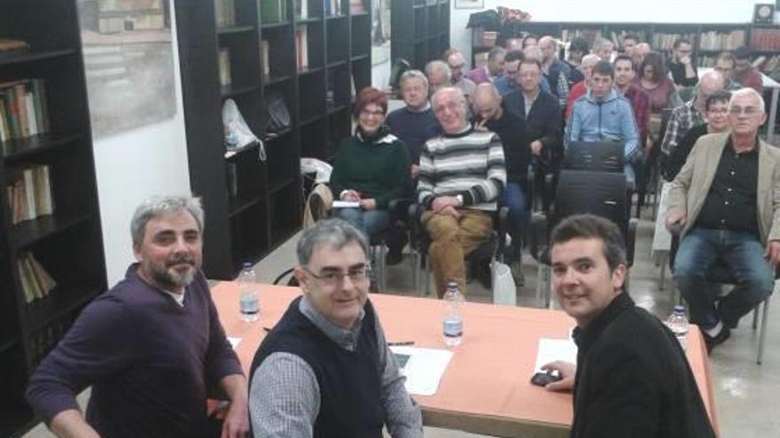 La reunión del Espai Enric Valor del Gil-Albert tuvo lugar ayer en Monóvar.