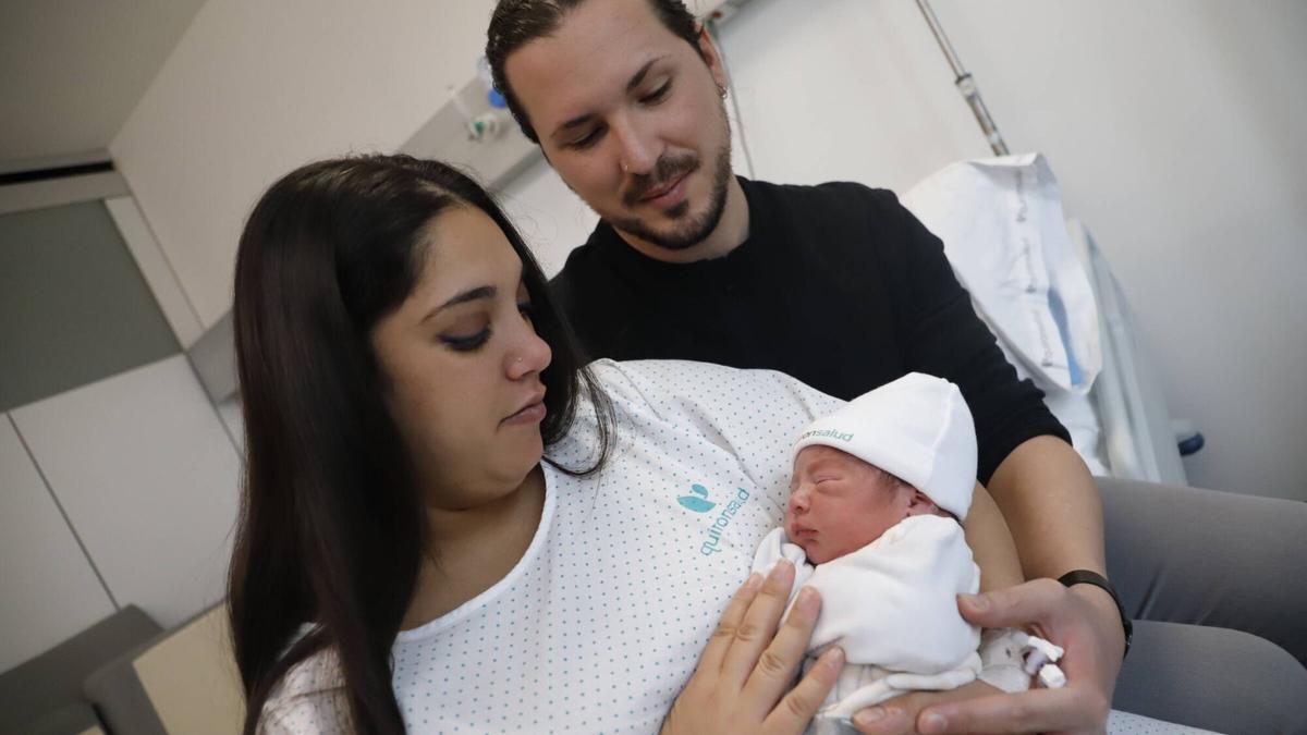 Jessica y Antonio Jesús con Diego, el  primer bebé cordobés del año 2026, que nació en el hospital QuirónSalud.