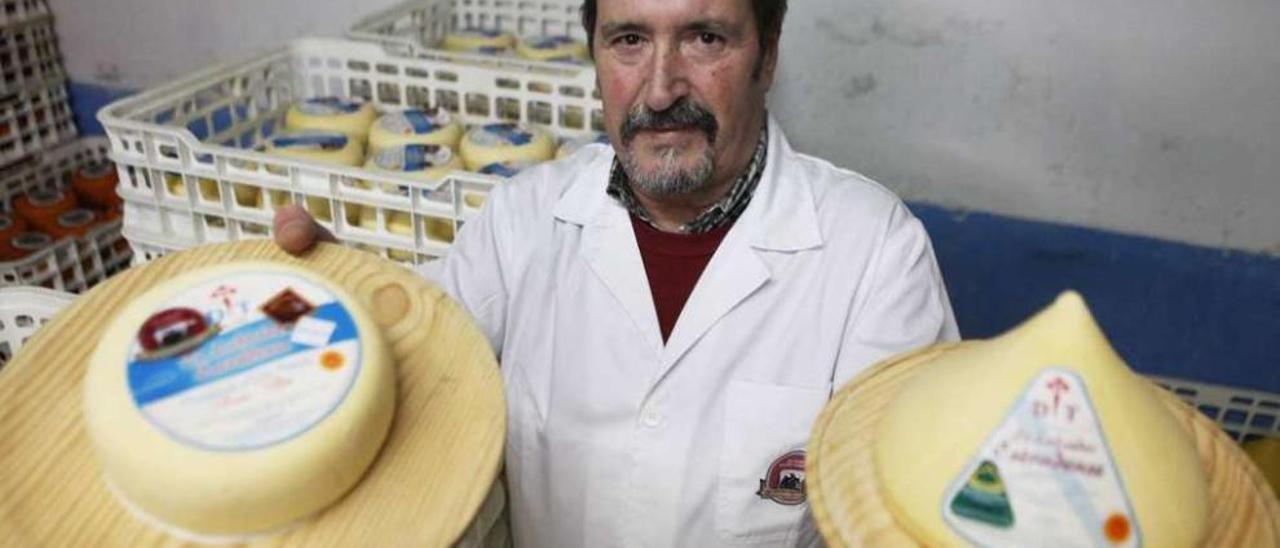 Daniel Torres, ayer, con las dos variedades de queso enviadas a Madrid para el debate. // Bernabé/Luismy