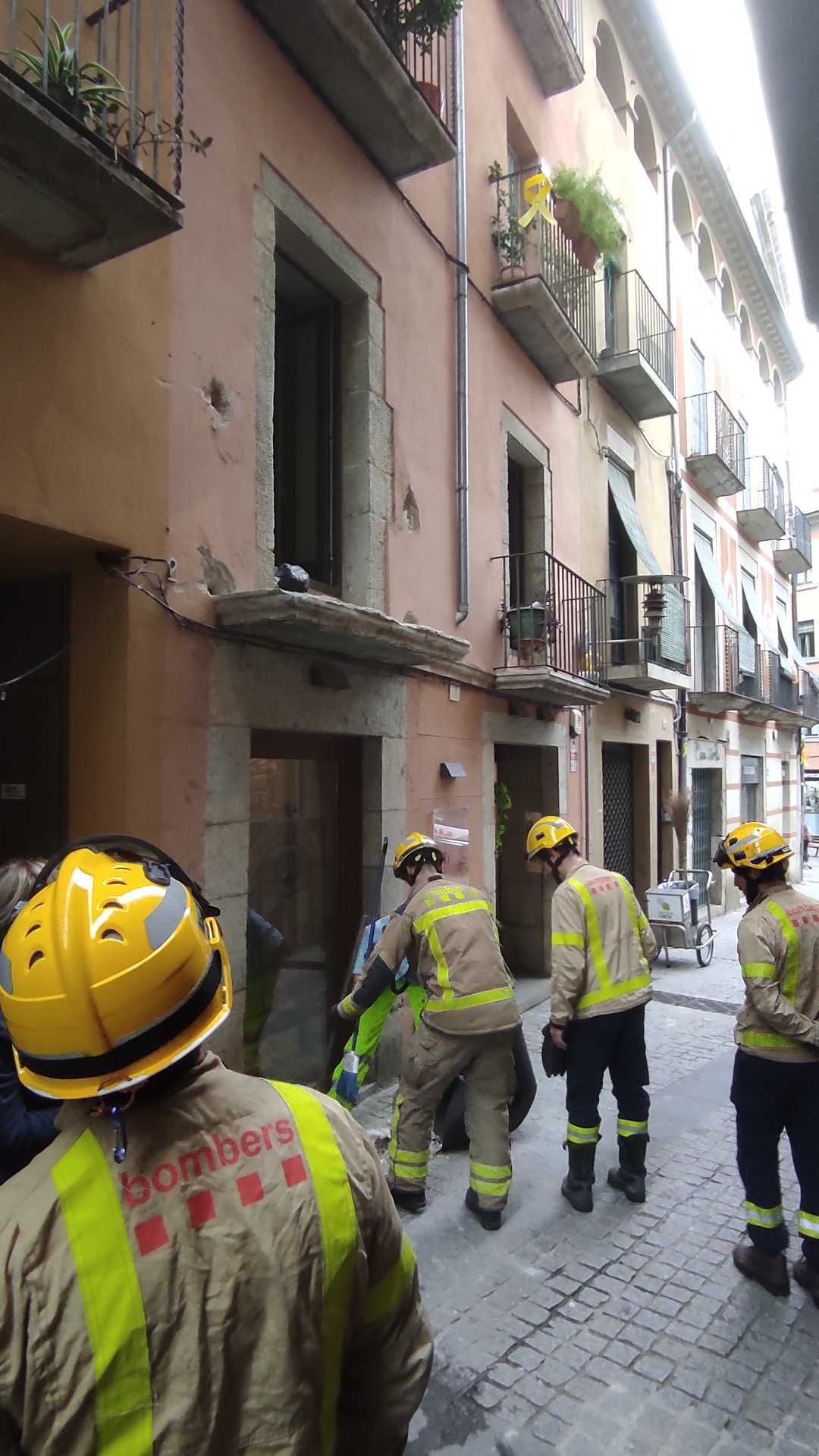Un camió queda encallat en un carrer de Girona i causa destrosses en un balcó